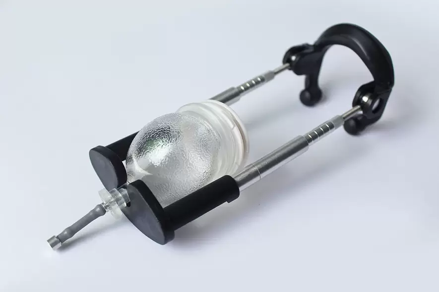 Extender to enlarge the penis